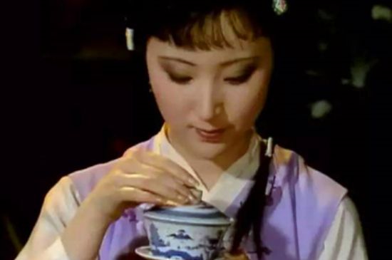 女士喝茶優(yōu)雅姿勢，女士正確喝茶姿勢禮儀