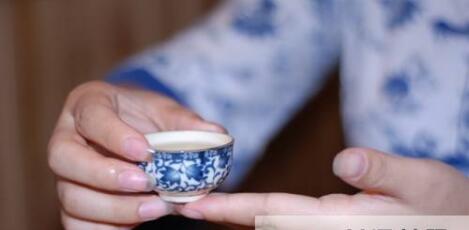 女士喝茶的手勢(shì)，女人正確喝茶手勢(shì)姿勢(shì)圖