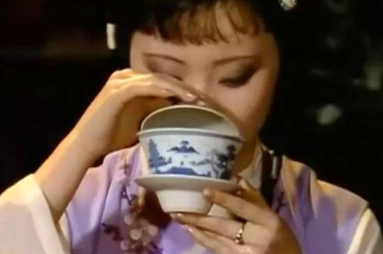 女士喝茶優(yōu)雅姿勢，女士正確喝茶姿勢禮儀
