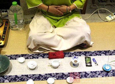 女士喝茶的手勢(shì)，女人正確喝茶手勢(shì)姿勢(shì)圖