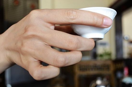女士喝茶的手勢(shì)，女人正確喝茶手勢(shì)姿勢(shì)圖