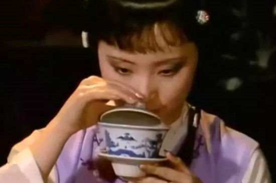 女士喝茶優(yōu)雅姿勢，女士正確喝茶姿勢禮儀
