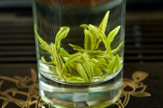 安吉白茶冷藏好還是冷凍好？這個需要根據(jù)存放時間來選擇