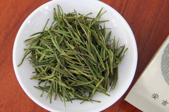 安吉白茶冷藏好還是冷凍好？這個需要根據(jù)存放時間來選擇