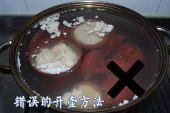 開(kāi)壺放豆腐是錯(cuò)誤的，新買(mǎi)的紫砂壺正確開(kāi)壺建議