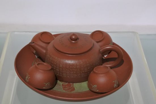 正宗紫砂壺多少錢一套，一套正宗<a href=http://www.imlikeomg.com/chaju/zisha/ target=_blank class=infotextkey>宜興紫砂壺</a>什么價(jià)格