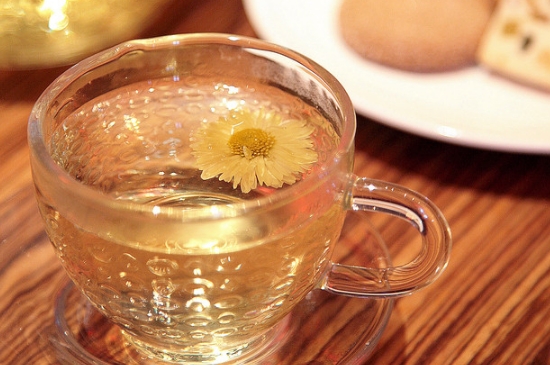 經(jīng)常菊花泡水好嗎，喝菊花茶有什么好處？