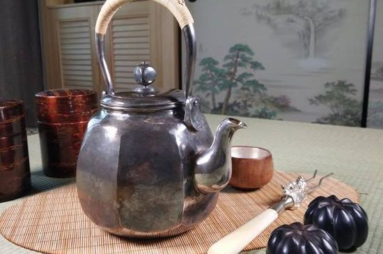 銀壺泡茶后為什么會(huì)變黑，銀壺內(nèi)膽發(fā)黑怎么辦