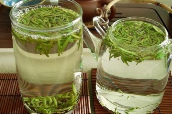 竹葉青和雀舌哪個貴，竹葉<a href=http://www.imlikeomg.com/fenlei/wulongcha/ target=_blank class=infotextkey>青茶</a>貴嗎？
