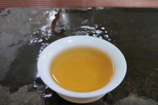 新舊白茶怎么區(qū)分，怎么分辨白茶是新還是舊