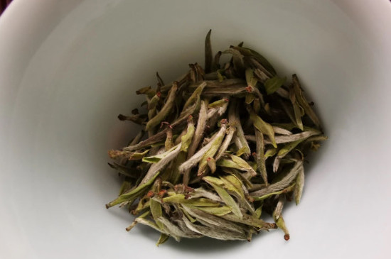 新舊白茶怎么區(qū)分，怎么分辨白茶是新還是舊