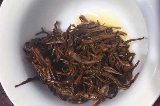 女人喝紅茶好還是喝普洱茶好，普洱茶和紅茶哪個(gè)適合女人喝