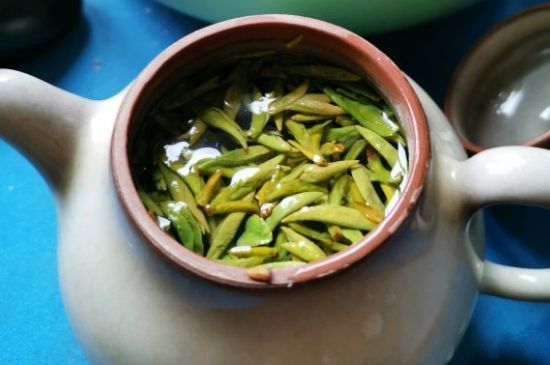 龍井茶放二年了能喝嗎，過期龍井茶的妙用！