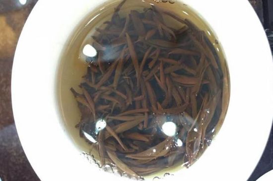 女人喝金駿眉的好處和壞處，女性喝金駿眉可減肥養(yǎng)顏