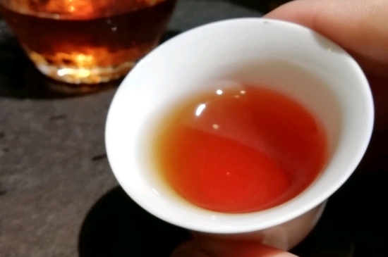 長(zhǎng)期喝巖茶會(huì)上火嗎？巖茶這樣喝了容易上火！
