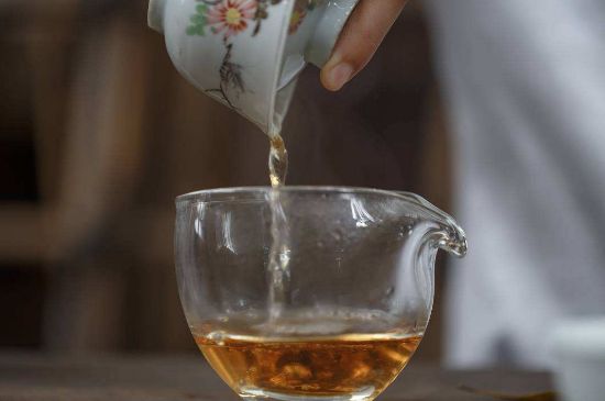 福鼎白茶要喝老的嗎，為什么喝白茶要喝老茶存新茶？