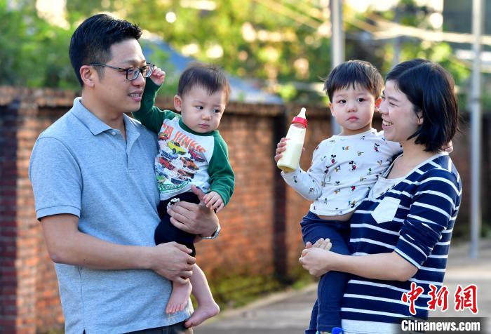 在長汀這十年，張元豪也收獲了愛情。2015年，他與客家妹子董仁花組成了溫暖的小家庭，如今已經(jīng)有了兩個可愛的寶寶。　張斌 攝